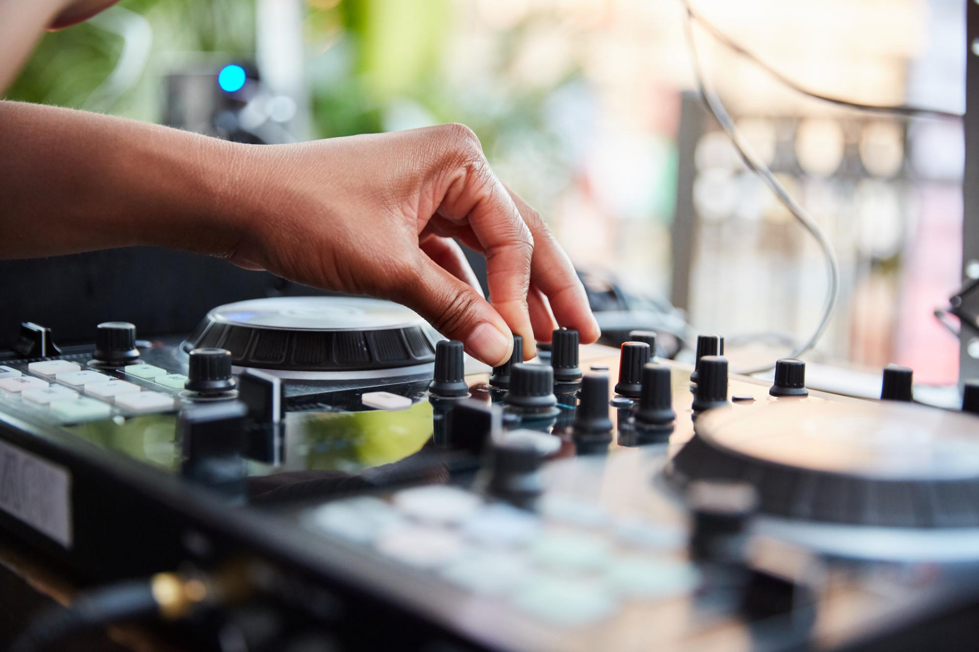 DJ set Donte Tatum