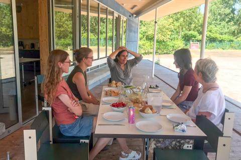 Lunchmoment vrijwilligers doortrekkersterrein Gent